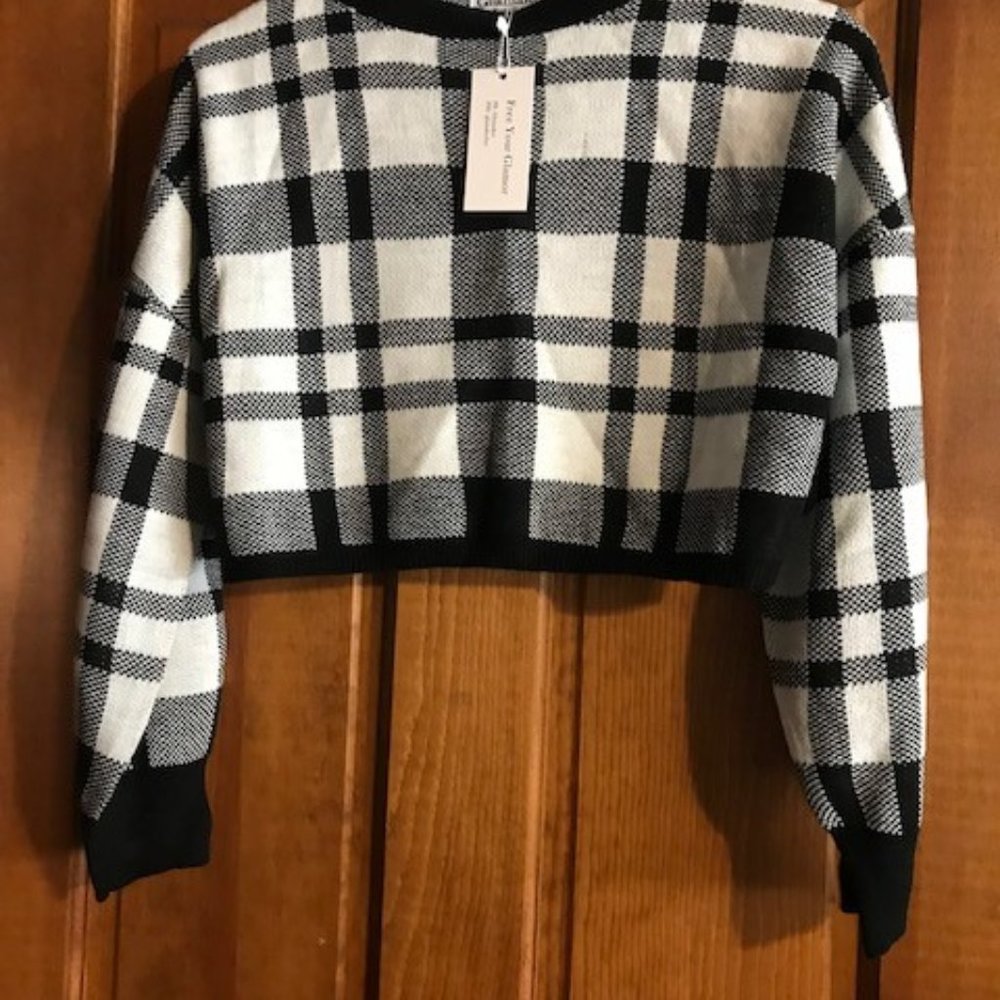 Womens Cropped Long Sleeve Sweater NWOT